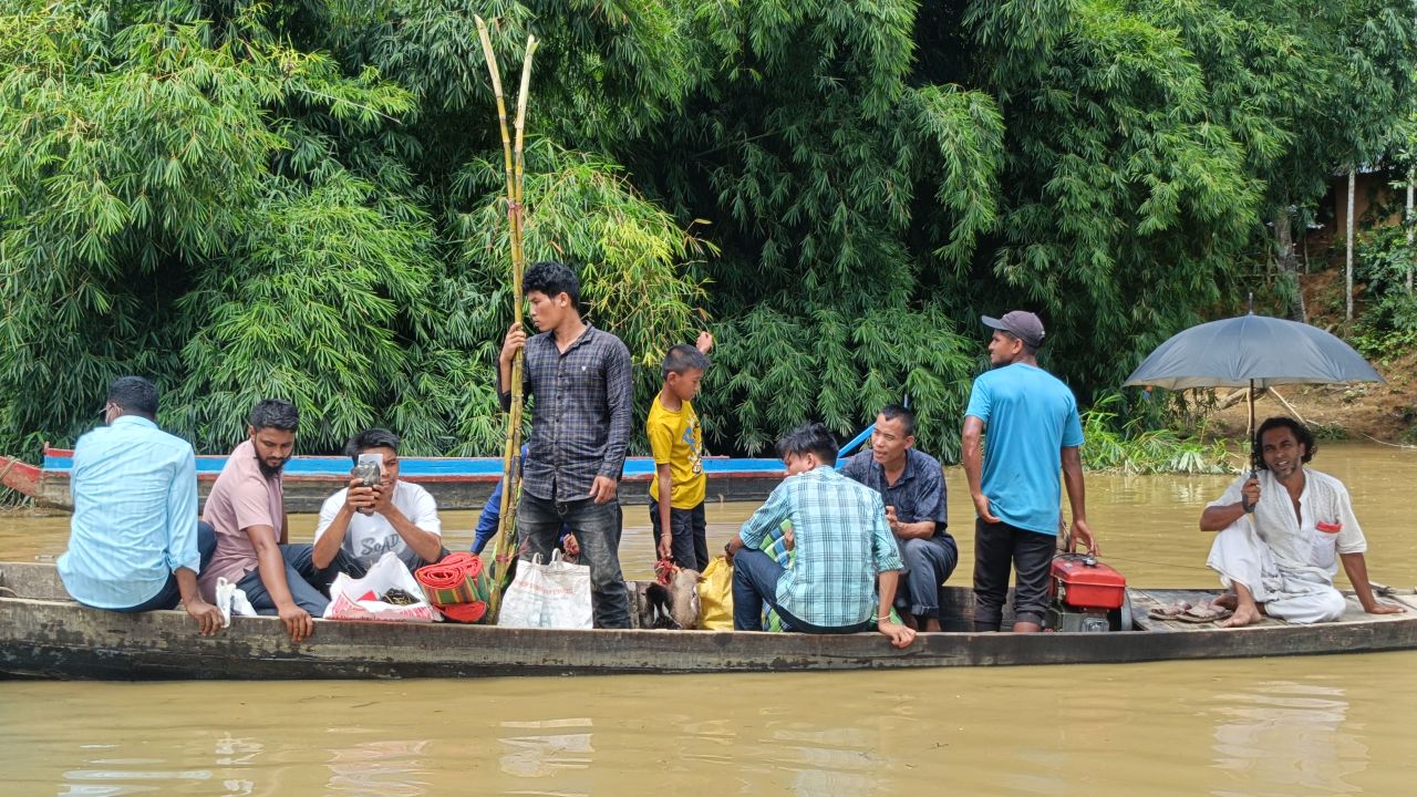 দীঘিনালায় তৃতীয় দফায় বন্যা, পানিবন্দি শতাধিক পরিবার।    দীঘিনালা-মাইনী-লংগদু সড়কে পানি, যান চলাচল বন্ধ নৌকায় পারাপার, আটকা শত শত গাড়ি।