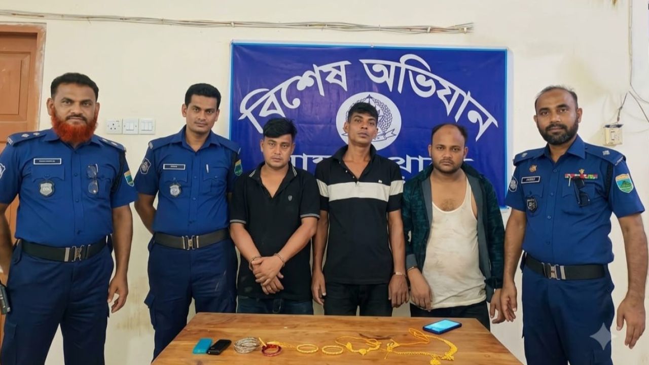 মান্দায় ডিবি পরিচয়ে বাড়িতে ঢুকে স্বর্ণালংকার লুটের অভিযোগ, ৩ প্রতারক আটক