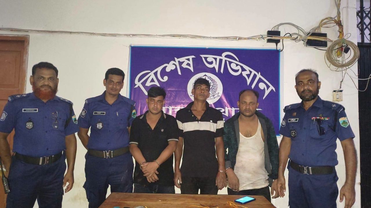 নওগাঁর মান্দায় ভুয়া ডিবি পুলিশ সেজে ছিনতাই, ৩ জন গ্রেফতার