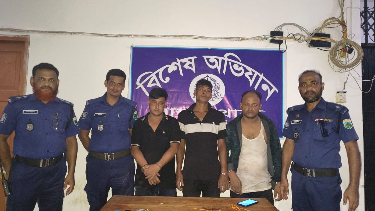 মান্দায় ভুয়া ডিবি পুলিশ পরিচয়ে বাড়িতে ঢুকে ছিনতাই, ৩ জন গ্রেপ্তার
