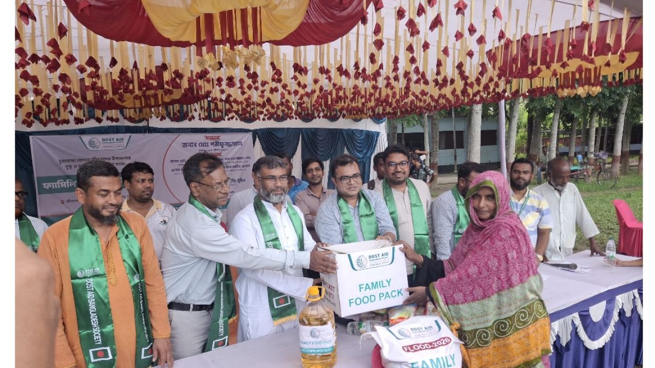 জীবননগরে দুস্থ ও হতদরিদ্র পরিবারের মাঝে ফুড প্যাকেট বিতরণ