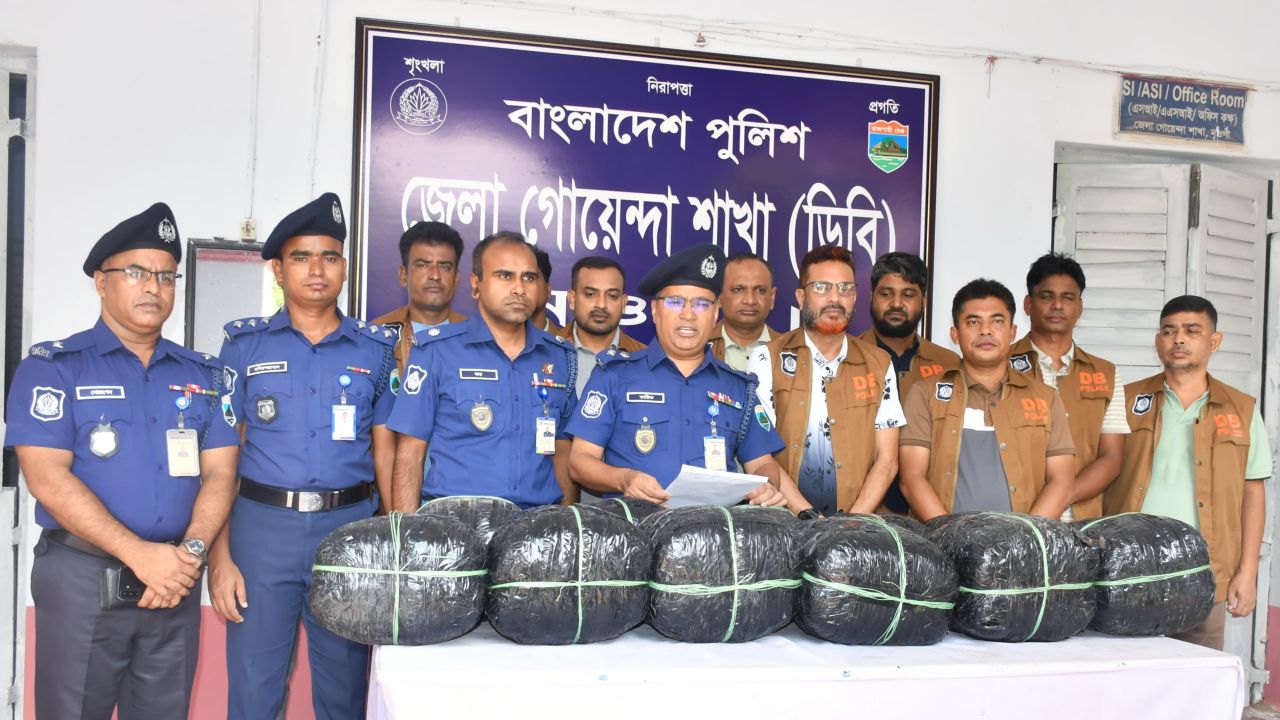 নওগাঁয় ৪২ কেজি ৫০০ গ্রাম গাঁজাসহ এক মাদক কারবারি গ্রেপ্তার