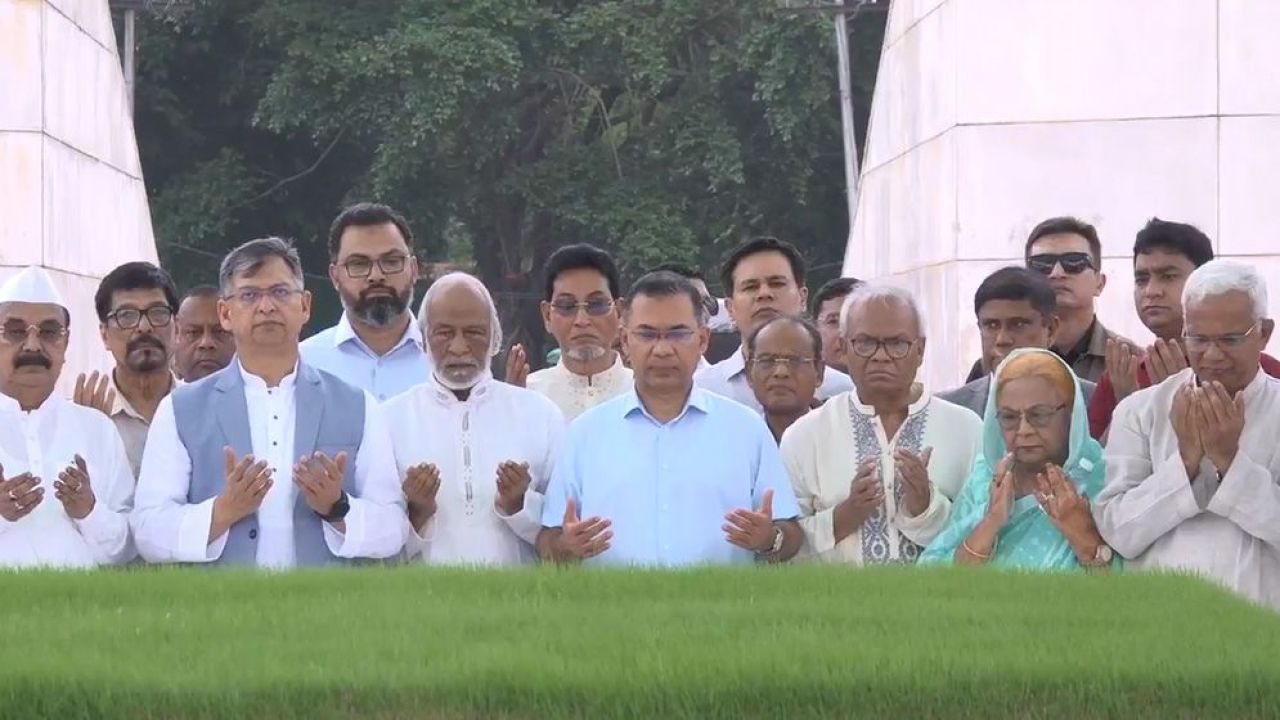 জিয়াউর রহমান-খালেদা জিয়ার সমাধিতে দলের চেয়ারম্যানের শ্রদ্ধা নিবেদন