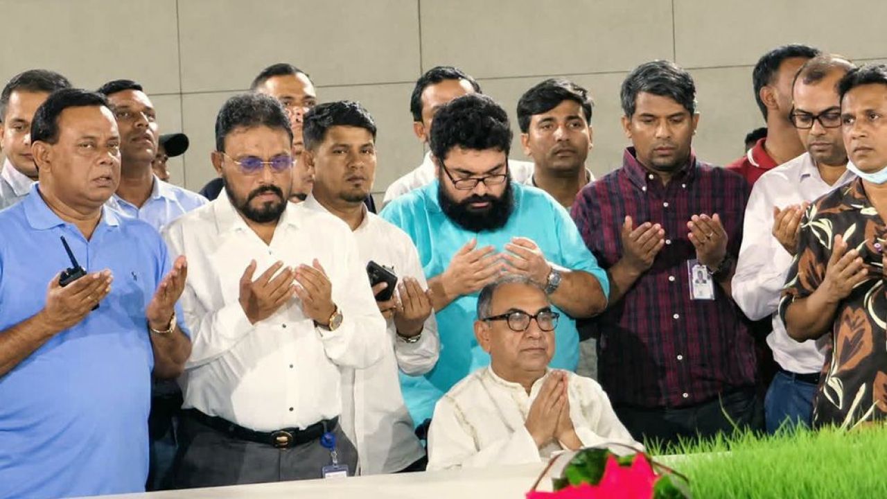 জিয়াউর রহমান-খালেদা জিয়ার সমাধিতে মির্জা আব্বাসের শ্রদ্ধা