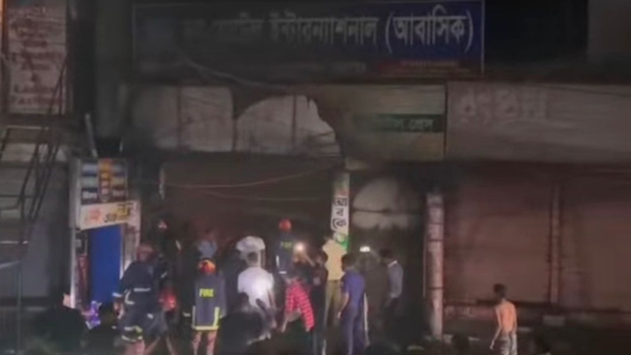 শরীয়তপুরে আবাসিক হোটেলে ভয়াবহ আগুন, ছাদে উঠে প্রাণ বাঁচালেন ১৭ জন