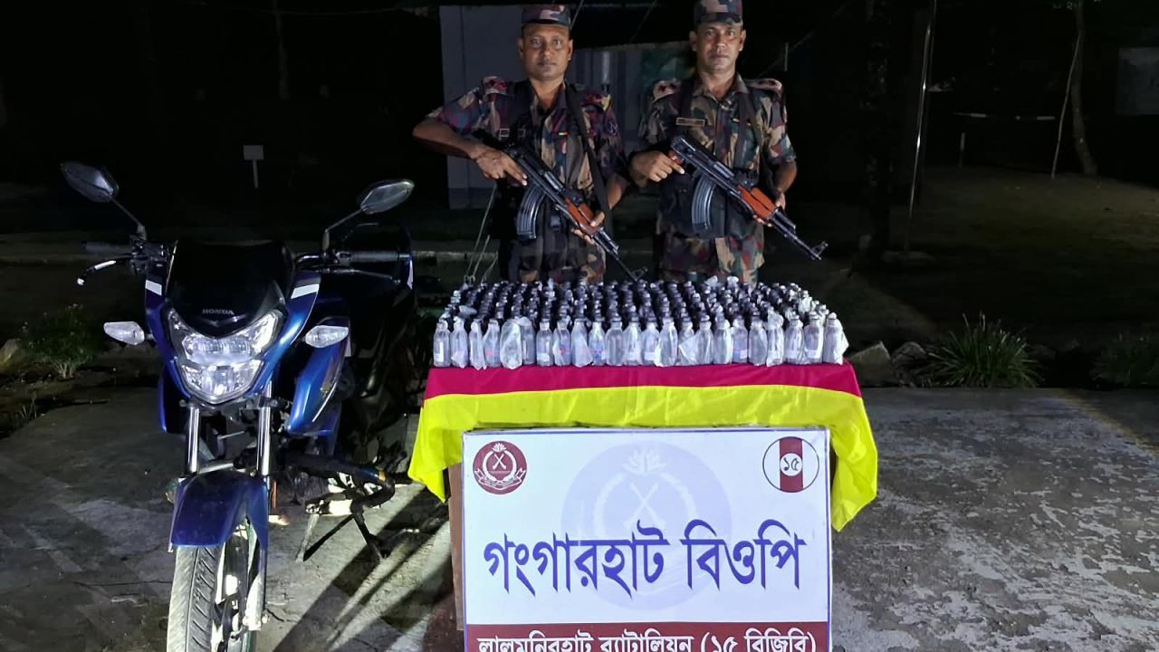 ১৫ বিজিবি’র বিশেষ অভিযানে ভারতীয় ফেয়ারডিল সিরাপসহ মোটরসাইকেল এবং গাঁজা  জব্দ