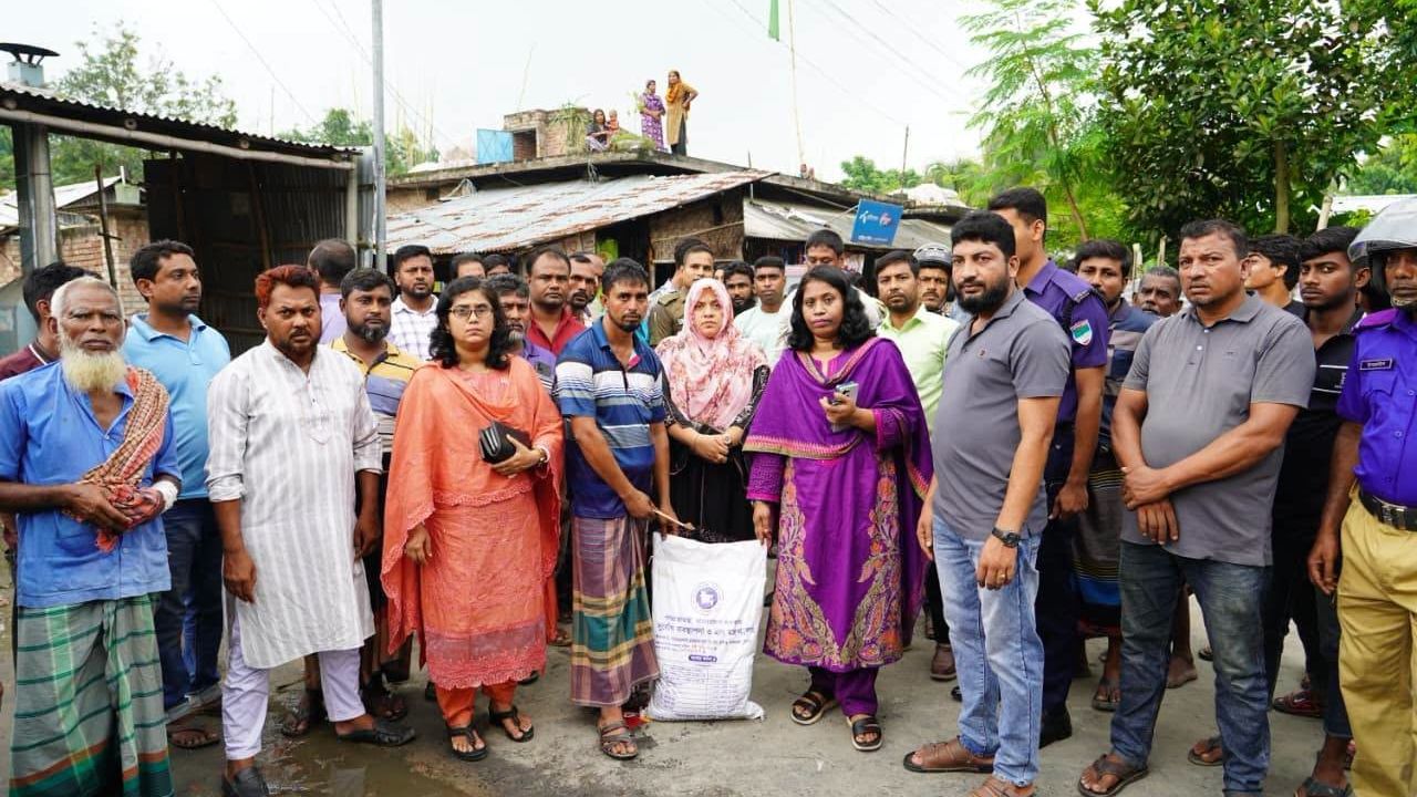 চুয়াডাঙ্গায় অগ্নিকাণ্ডে ৩ দোকান পুড়ে ছাই,ক্ষতিগ্রস্ত ব্যবসায়ীদের নগদ অর্থ সহায়তা 