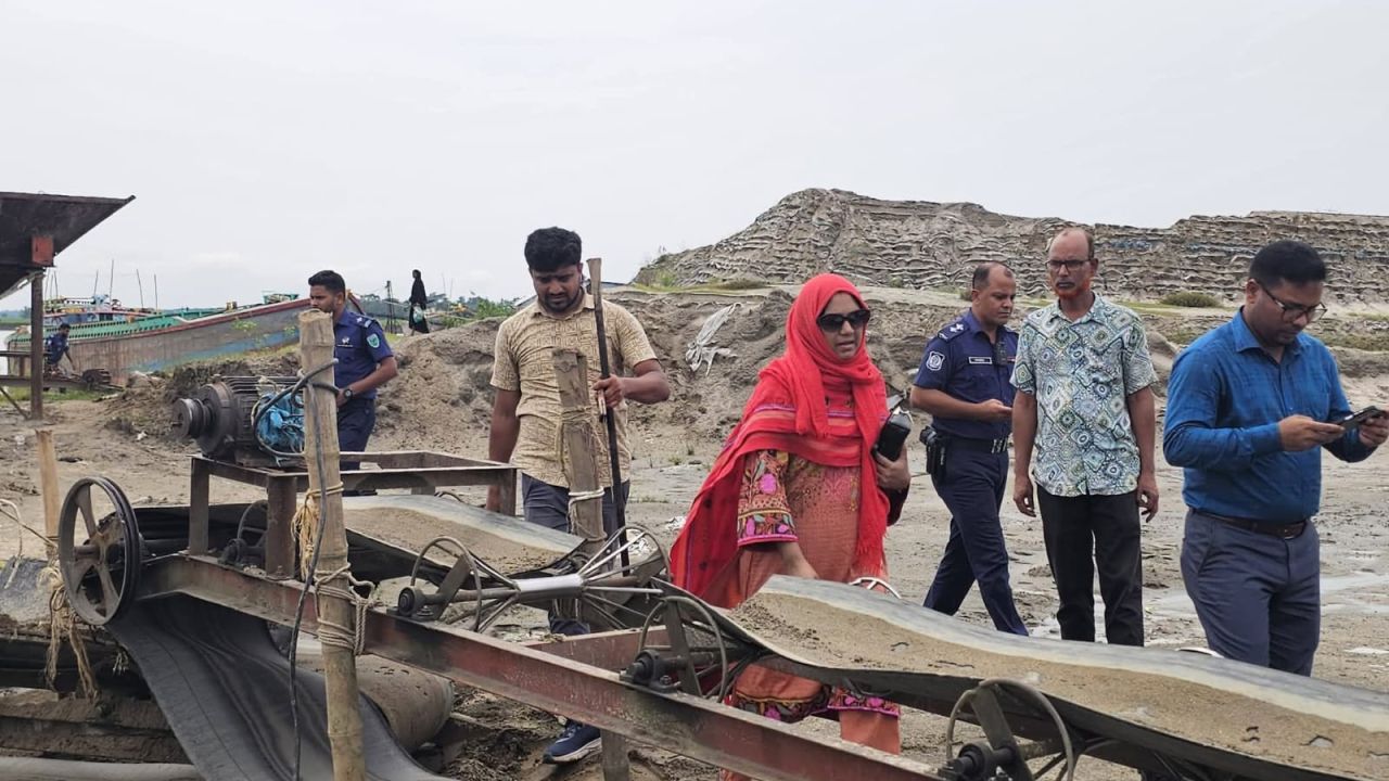 জাফলংয়ে পরিবেশ অধিদপ্তরের অভিযান: ১০ ড্রেজারসহ বিপুল সরঞ্জাম ধ্বংস
