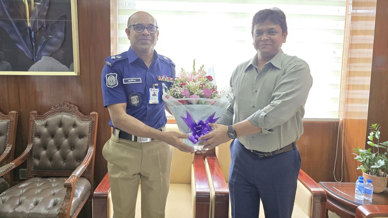 গাজীপুরের নতুন পুলিশ সুপারকে জেলা প্রশাসকের ফুলেল শুভেচ্ছা, মতবিনিময় অনুষ্ঠিত