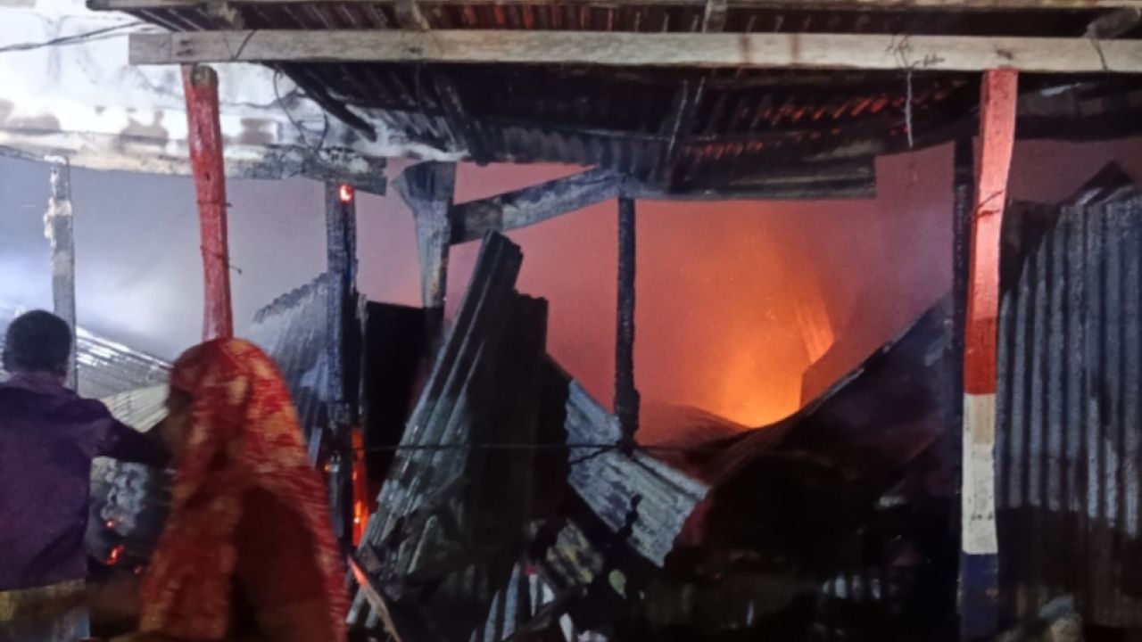 শরীয়তপুরে জাজিরায় ভয়াবহ অগ্নিকাণ্ডে তিন দোকান পুড়ে ছাই, ক্ষতি ২০ লাখ টাকা