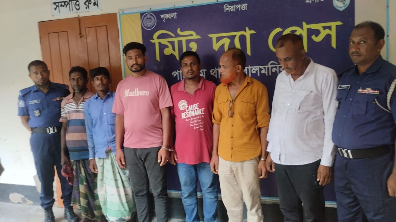 পাটগ্রামে বিজিবি ক্যাম্পে ঢুকে ড্রেজার ছিনতাইচেষ্টার অভিযোগ