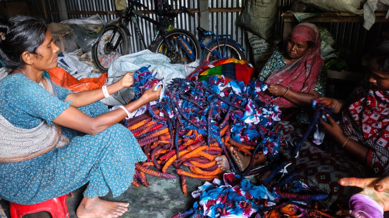 দম্পতির ক্ষুদ্র পোশাক কারখানায় শতাধিক নারীর কর্মসংস্থান