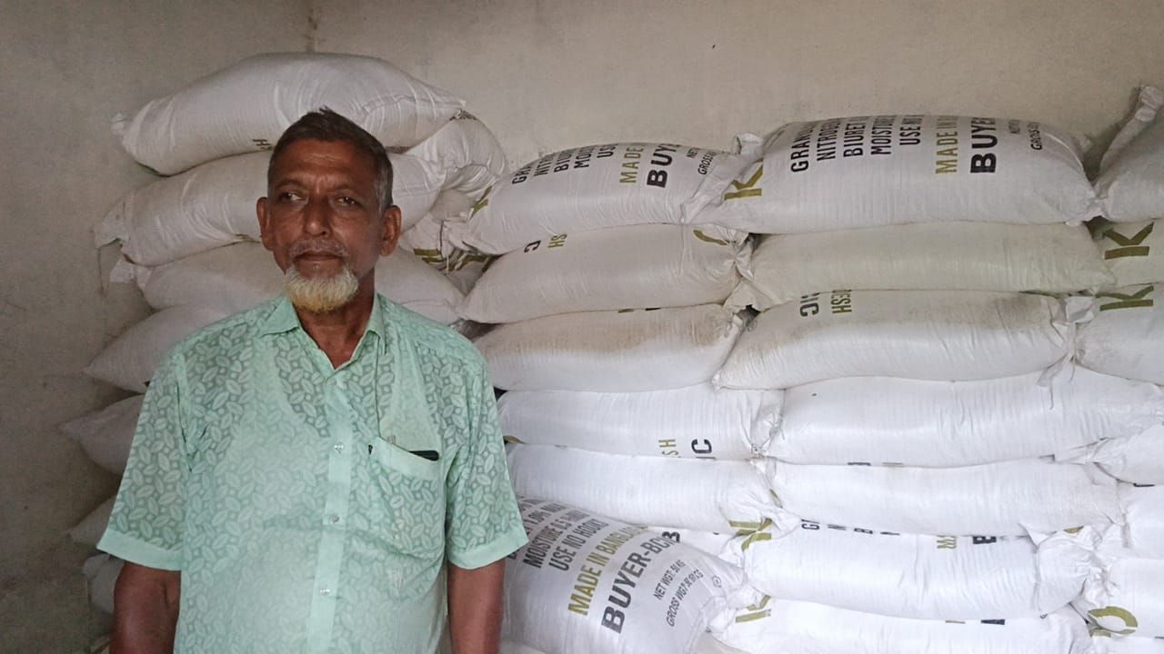 সার আছে, চাষি নেই—ক্রেতাশূন্য ফড়িংয়ের দিঘির সারের দোকান