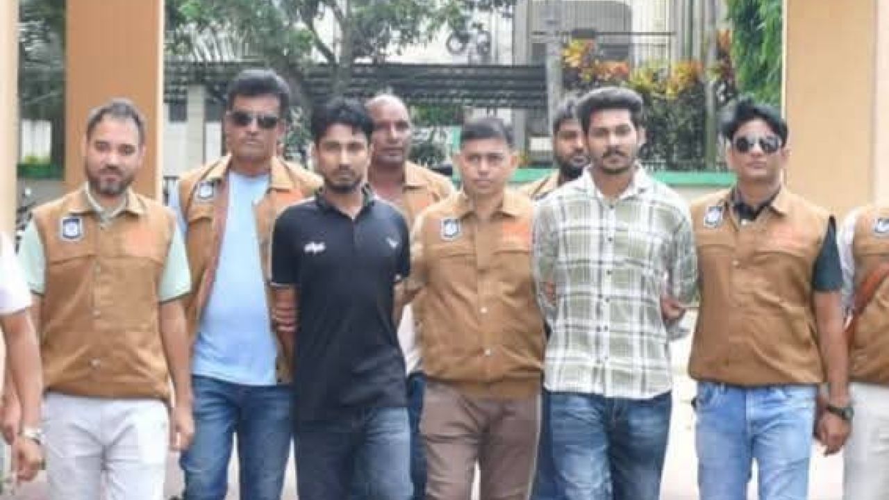 নওগাঁর মান্দায় কিশোরগ্যাংয়ের দুই সদস্য গ্রেপ্তার, ওয়ান শুটার গানসহ অস্ত্র উদ্ধার