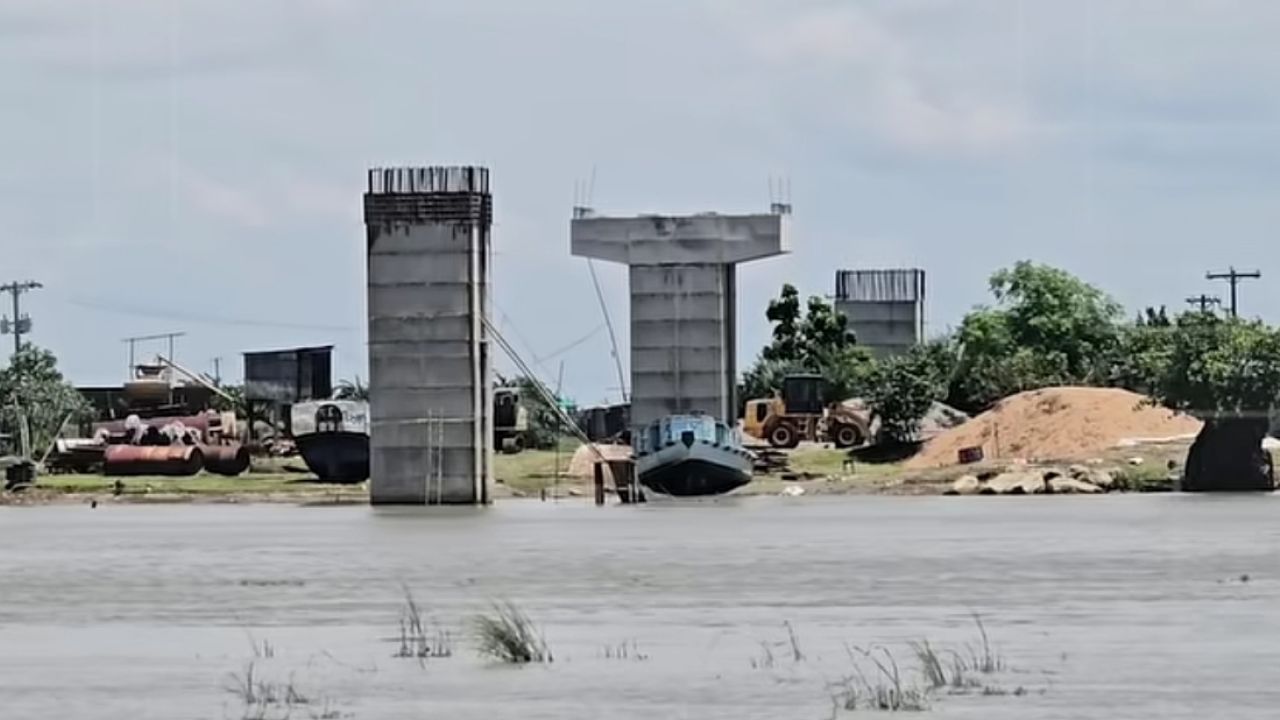 হাওরবাসীর স্বপ্নের সেতু এখন শুধুই ‘পিলার’, ৪০ কাজেই উধাও ঠিকাদার!  — পাঁচ মাস ধরে কাজ বন্ধ, মেঘনার বুকে আটকে কয়েক লাখ মানুষের ভাগ্যোন্নয়ন।