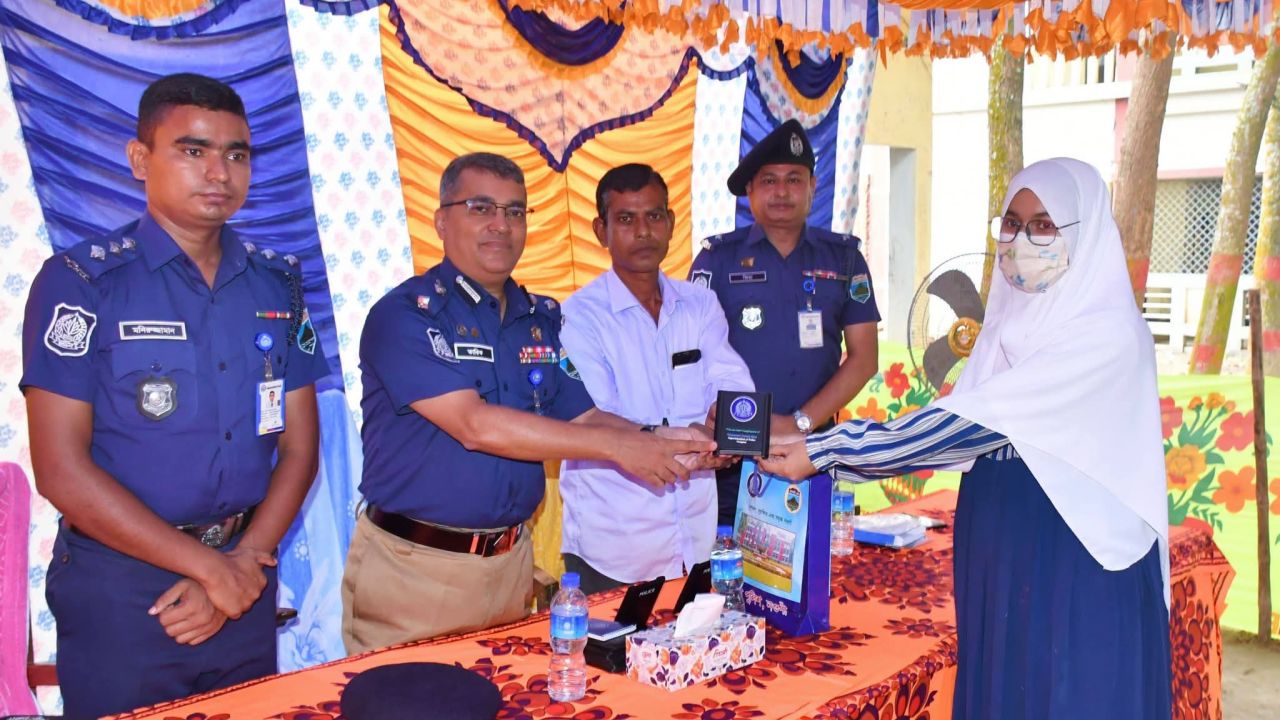 নওগাঁর পোরশায় শিক্ষার্থীদের সঙ্গে পুলিশ সুপারের মাদক ও টিনেজ সাইবার ক্রাইম প্রতিরোধে মতবিনিময়