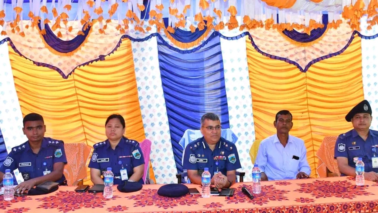 পোরশায় শিক্ষার্থীদের সঙ্গে পুলিশ সুপারের মাদক ও টিনেজ সাইবার ক্রাইম প্রতিরোধে সচেতনতামূলক মতবিনিময়