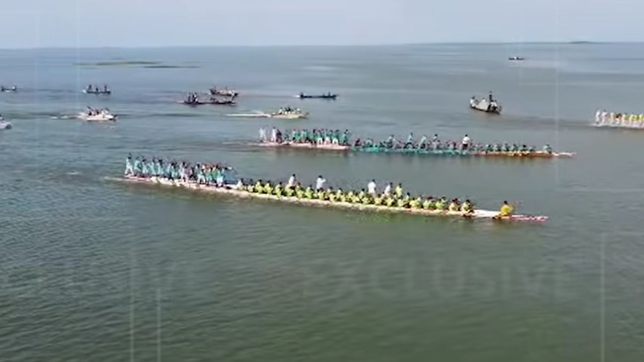 ইটনার ধনু নদীর বুকে বৈঠার ঝংকার, হাওরাঞ্চলে ঐতিহ্যবাহী নৌকা বাইচের মহা-উৎসব