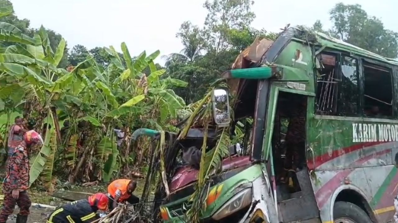মুকসুদপুরে যাত্রীবাহী বাস খাঁদে পড়ে নিহত-৩, আহত-৩০