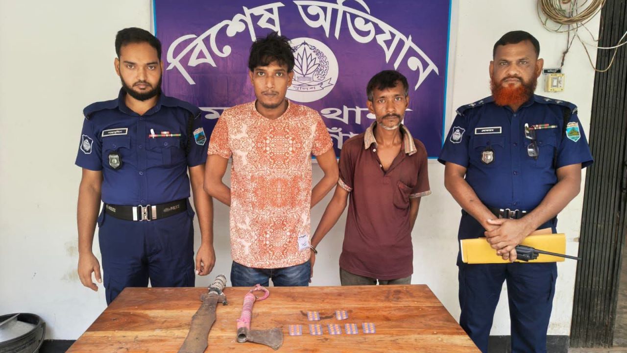 নওগাঁর মান্দায় টাপেন্টাডল ও দেশীয় অস্ত্রসহ দুইজন গ্রেফতার