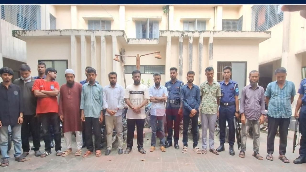 কিশোরগঞ্জে স্বাস্থ্যসেবায় স্বস্তি: ২৫০ শয্যা হাসপাতাল ও সৈয়দ নজরুল মেডিকেলে অভিযান, ১৭ দালাল গ্রেপ্তার।