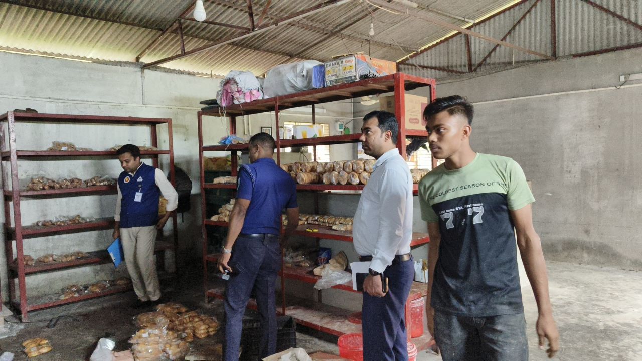 ঘোড়াঘাটে আফরোজা ফুডসে ভ্রাম্যমাণ আদালতের অভিযান, ১০ হাজার টাকা জরিমানা