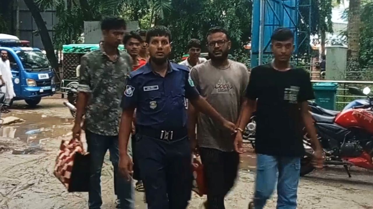 নওগাঁয় অনলাইন জুয়ার আস্তানায় পুলিশের অভিযান, ৬ জন আটক