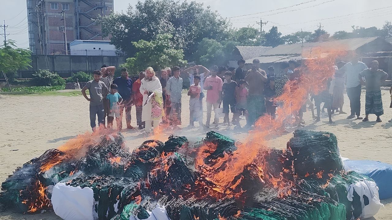 সোনারগাঁয়ে বিপুল পরিমাণ নিষিদ্ধ চায়না দুয়ারি জাল জব্দ